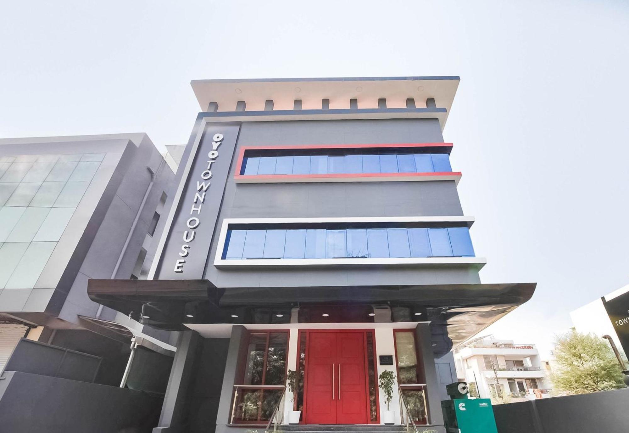 Super Townhouse Lords Inn Regency Manglia Exterior foto