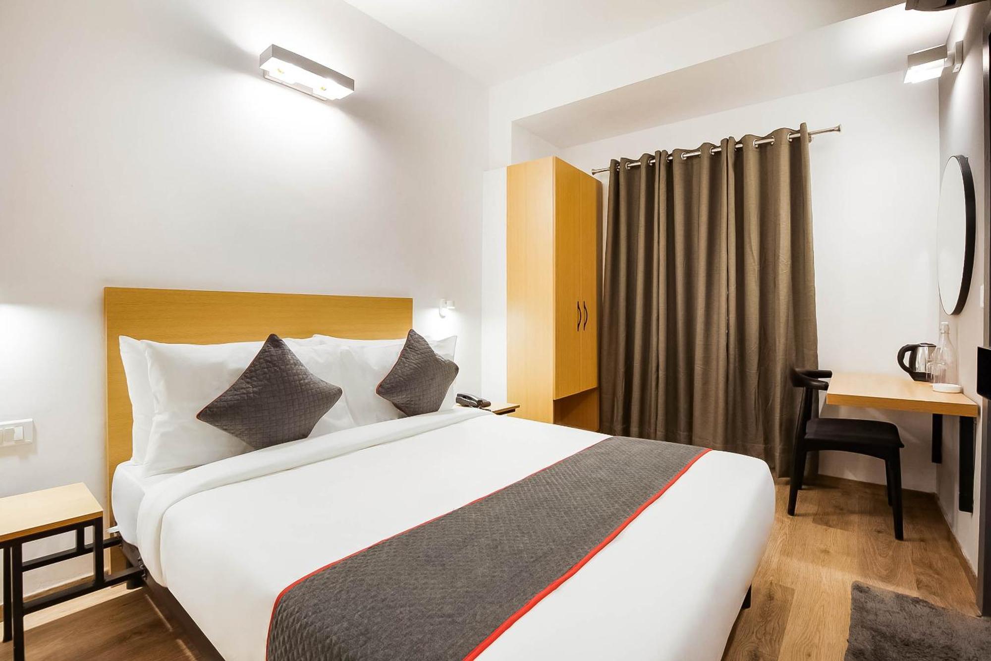 Super Townhouse Lords Inn Regency Manglia Exterior foto